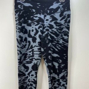 Nike Legend Dri-FIT Cotton Filter Capri Workout Leggings 642546 Gray Black Med